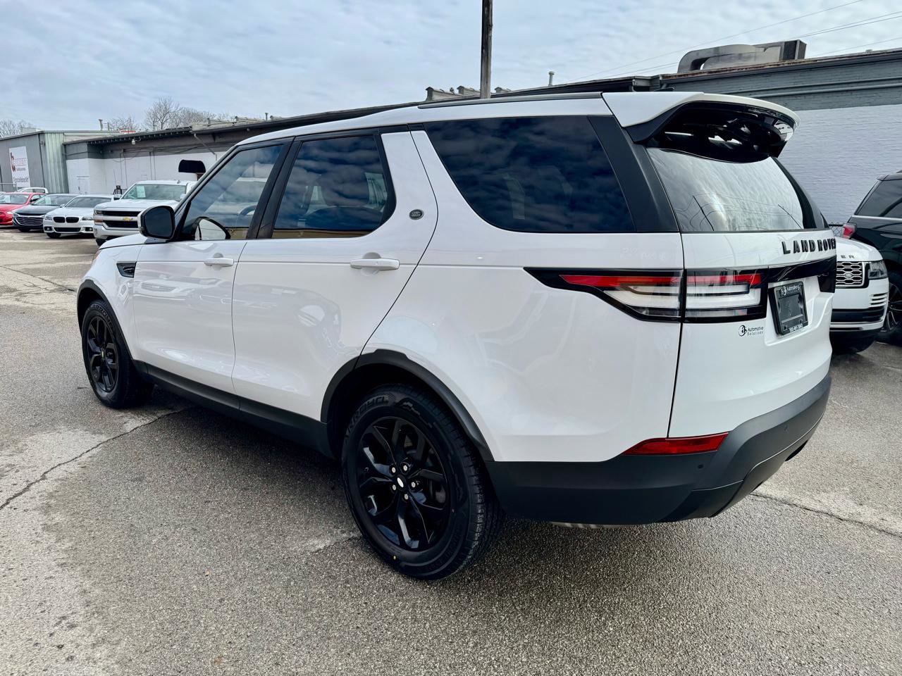 Used 2017 Land Rover Discovery SE image 4