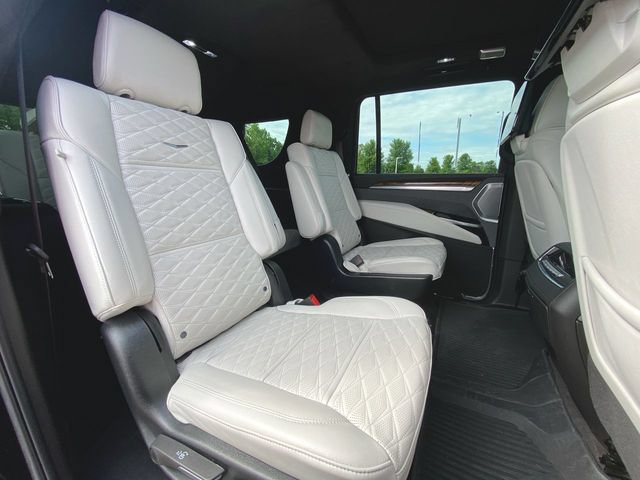 Used 2025 Cadillac Escalade ESV Sport Platinum w/ LPO, ONYX Package AWD/4WD image 27