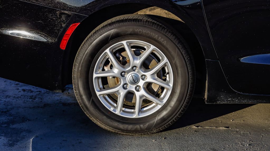 Certified 2024 Chrysler Pacifica Touring-L image 12