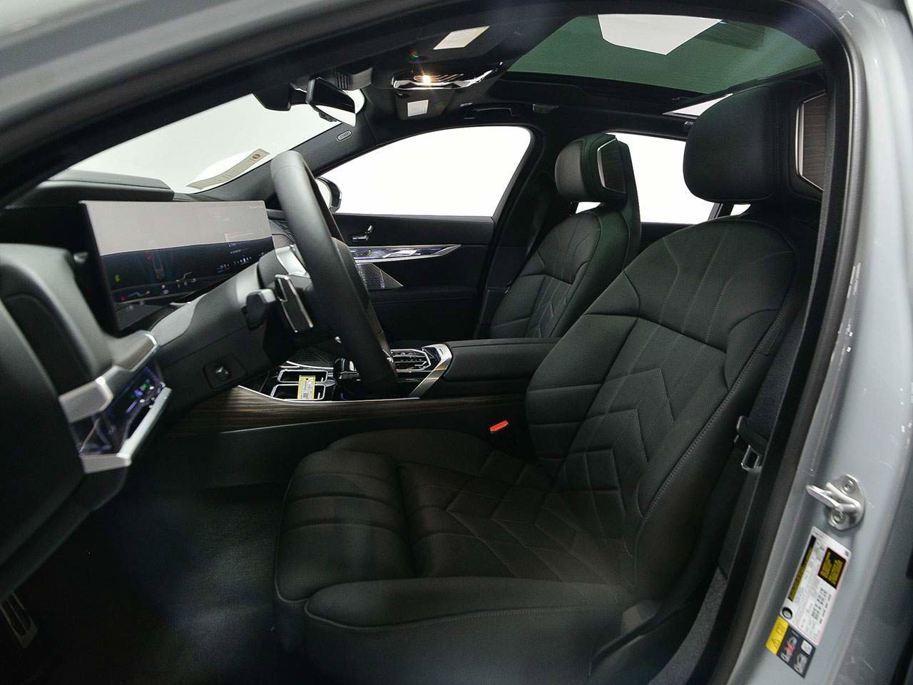 Used 2026 BMW i7 eDrive50 w/ M Sport Package RWD image 8