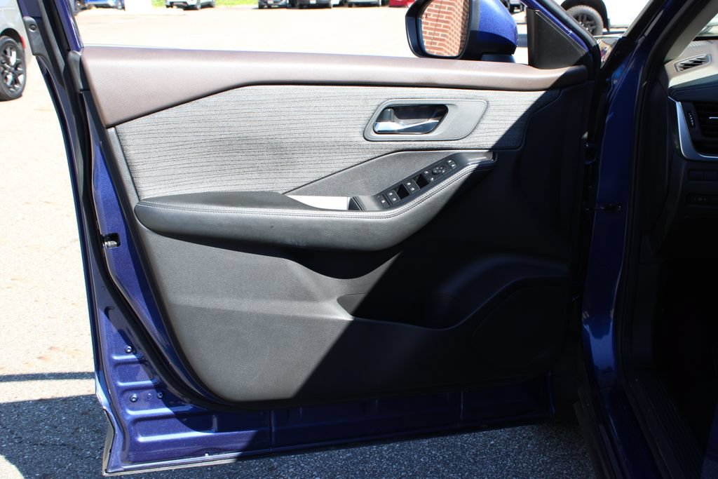 Used 2023 Nissan Rogue SV AWD/4WD image 13