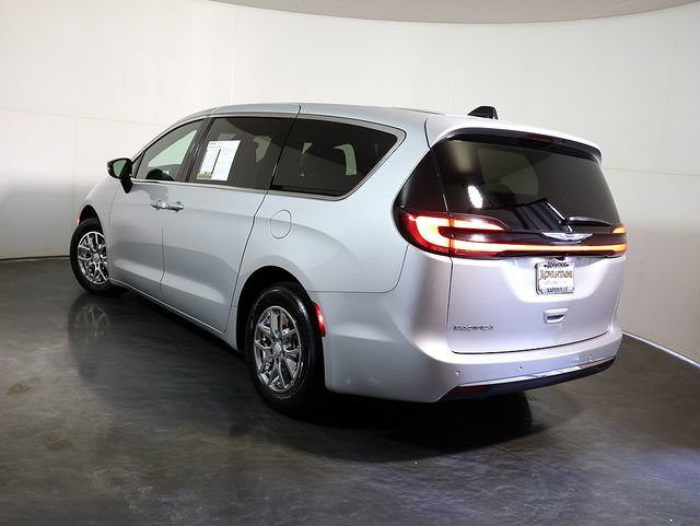 Used 2026 Chrysler Pacifica Select FWD video 2