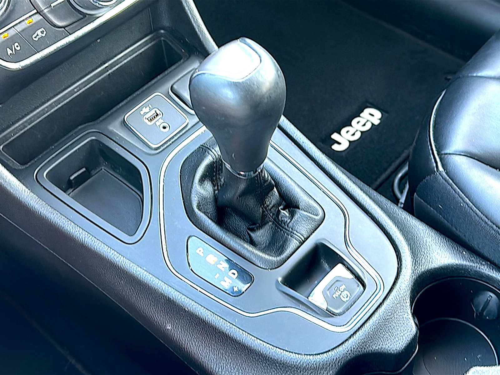 Used 2020 Jeep Cherokee Latitude Plus FWD image 34