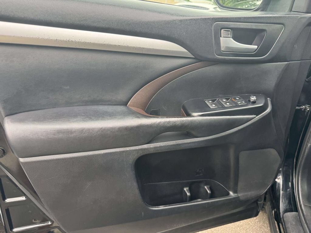 Used 2019 Toyota Highlander XLE AWD/4WD image 15