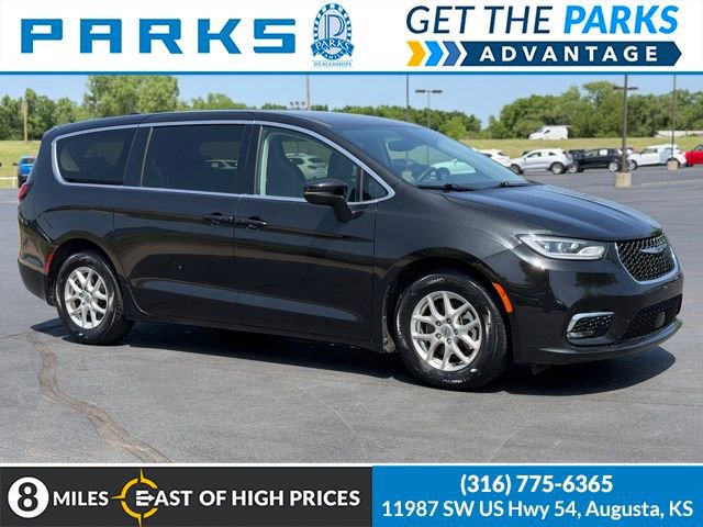Used 2023 Chrysler Pacifica Touring-L FWD image 1
