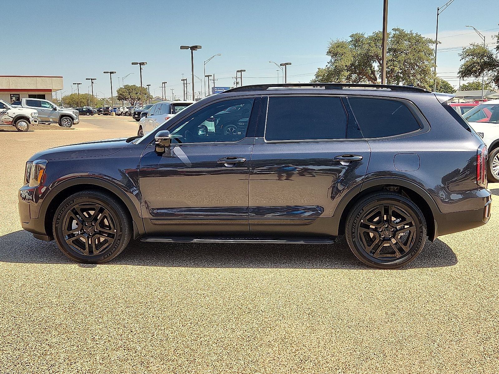 Used 2025 Kia Telluride SX X-Line AWD/4WD image 2