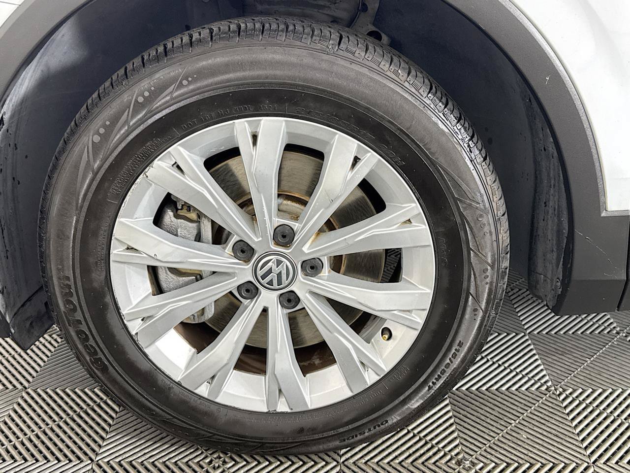 Used 2019 Volkswagen Tiguan SE w/ 3rd Row Seat Package AWD/4WD image 37