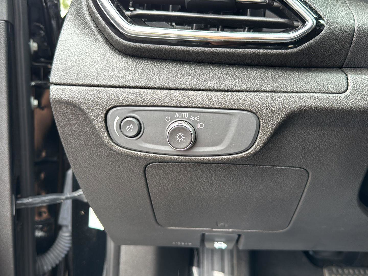 Used 2023 Chevrolet Bolt EUV LT w/ Comfort Package image 21