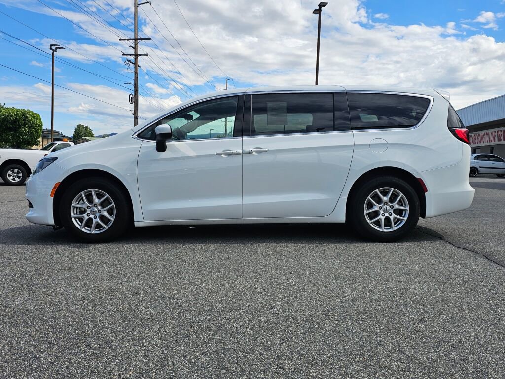 Used 2023 Chrysler Voyager LX FWD image 2
