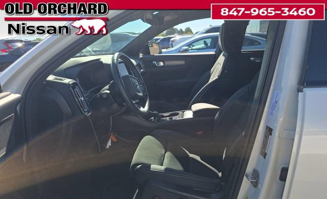 Used 2025 Volvo XC40 B5 Plus AWD/4WD image 7