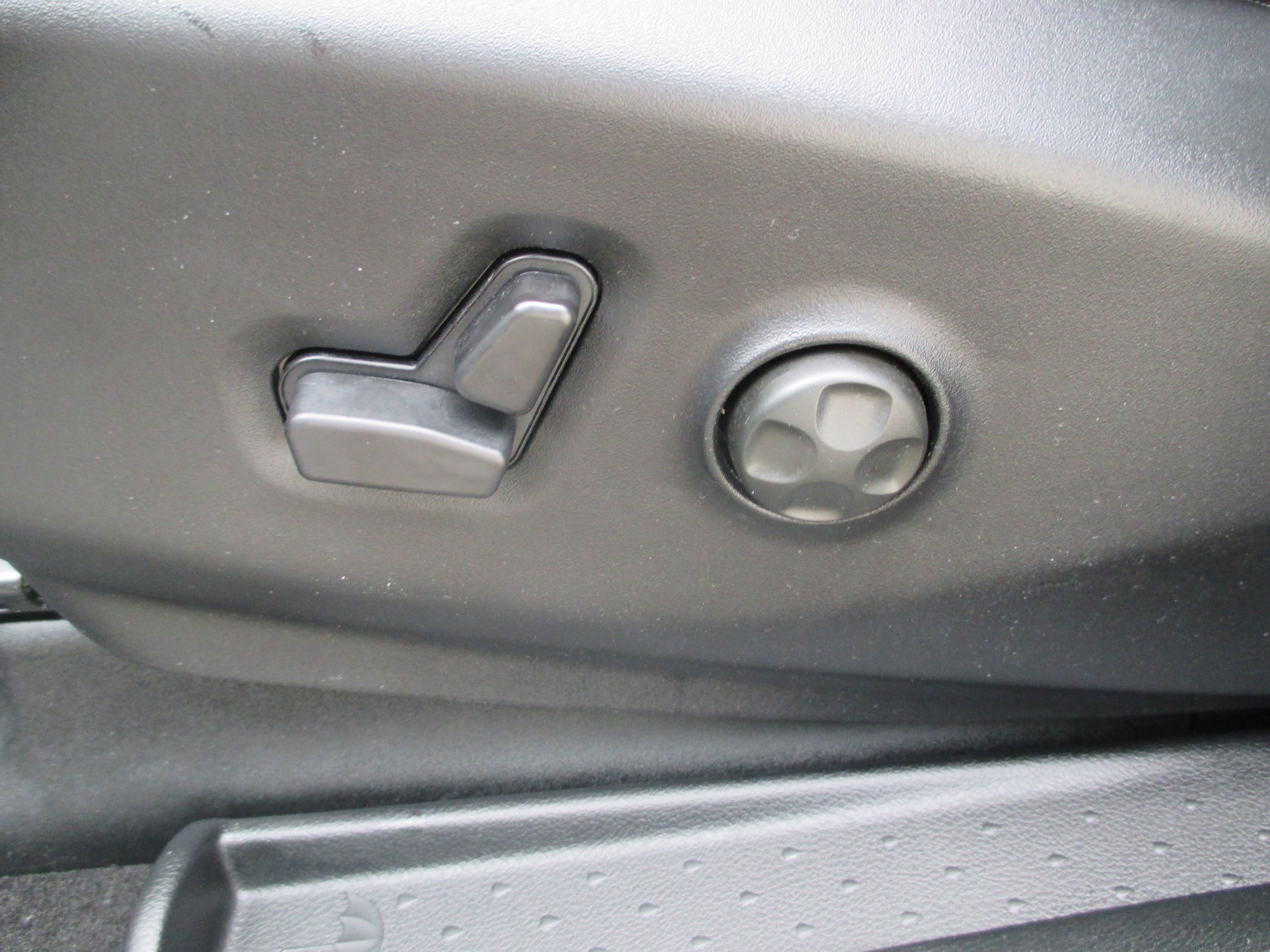 Used 2026 Chrysler Pacifica Select image 16