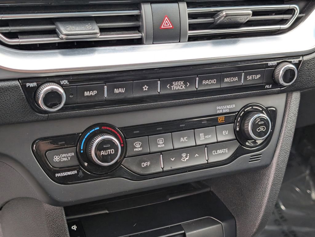 Used 2022 Kia Niro EX Premium w/ Cold Weather Package FWD image 29