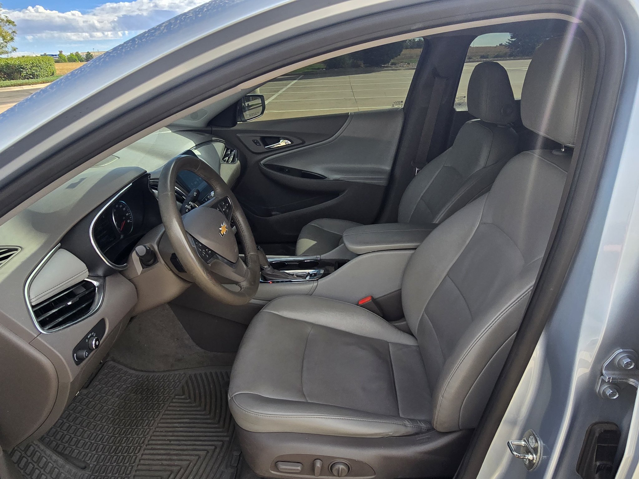 Used 2017 Chevrolet Malibu Premier w/ Driver Confidence Package FWD image 11