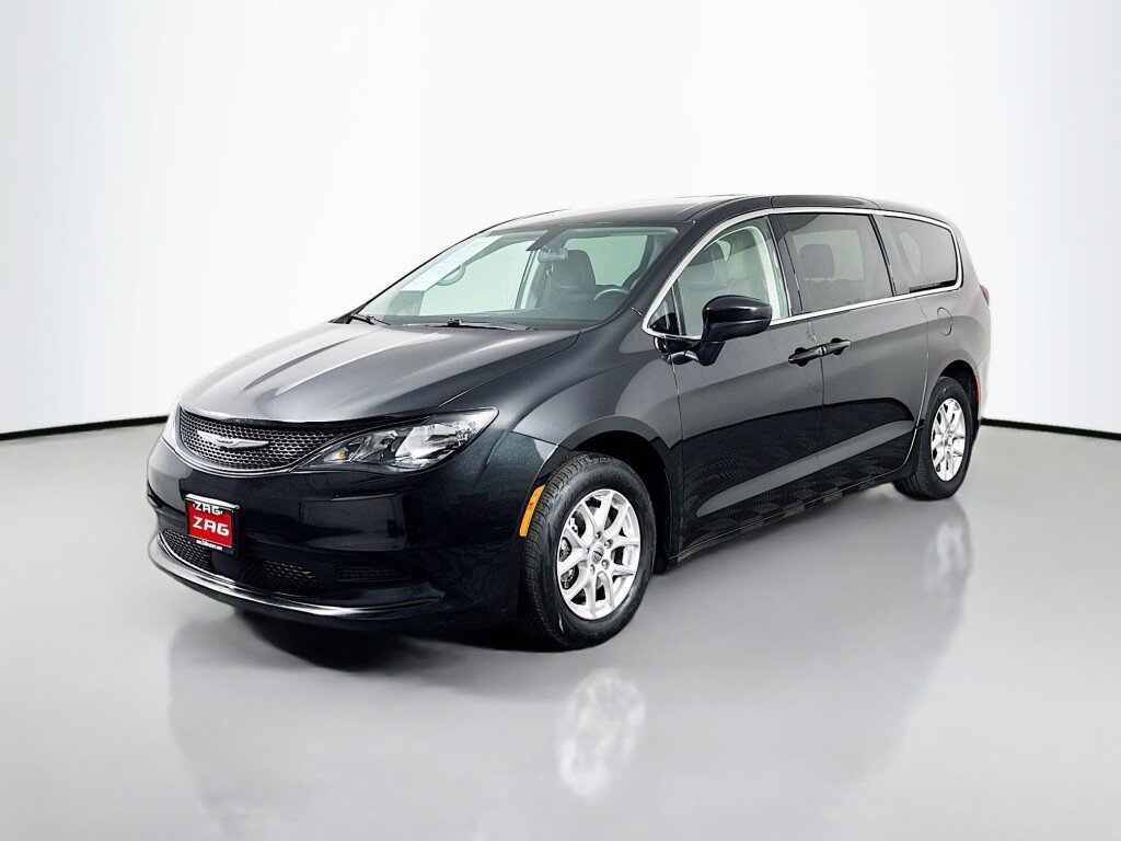 Used 2022 Chrysler Voyager LX image 1