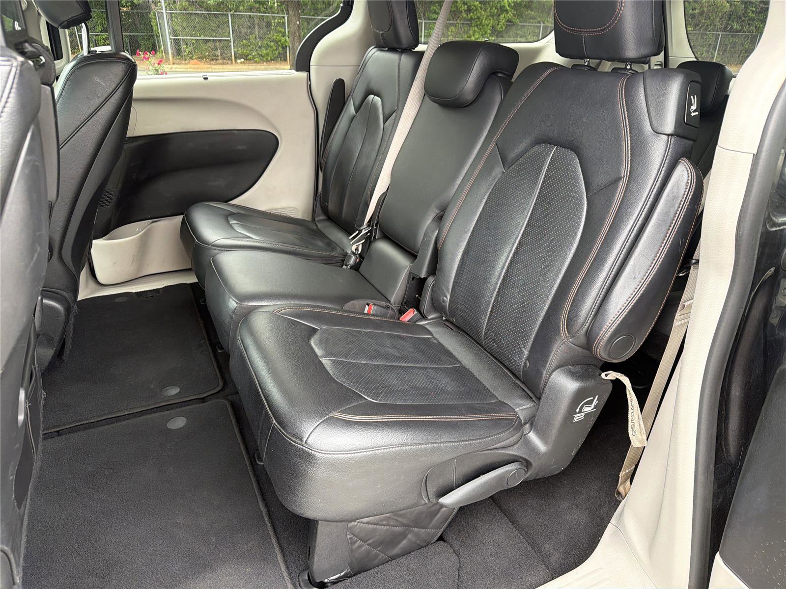 Used 2018 Chrysler Pacifica Touring-L Plus FWD image 24