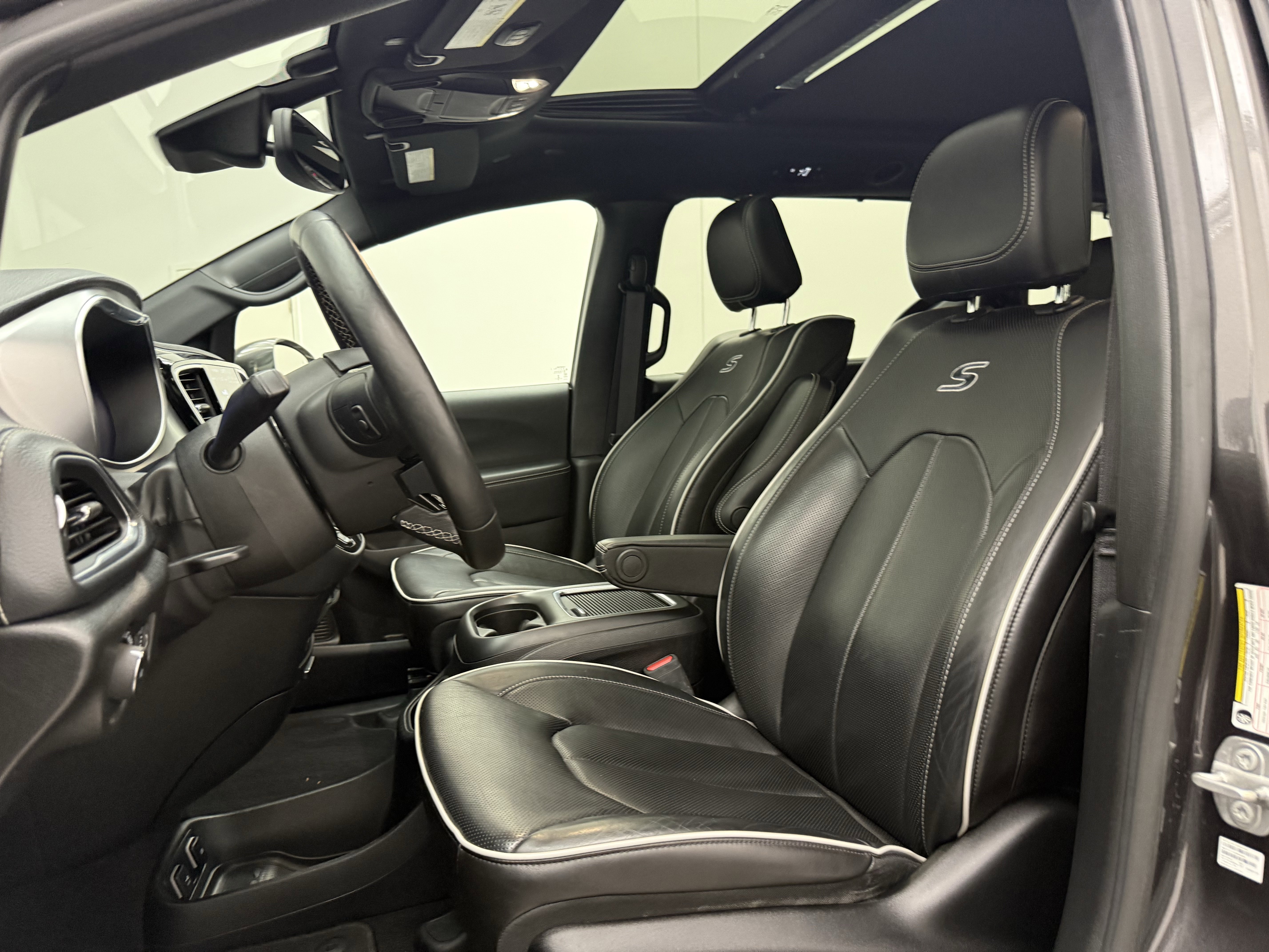 Used 2020 Chrysler Pacifica Limited w/ Advanced Safetytec Group FWD image 13