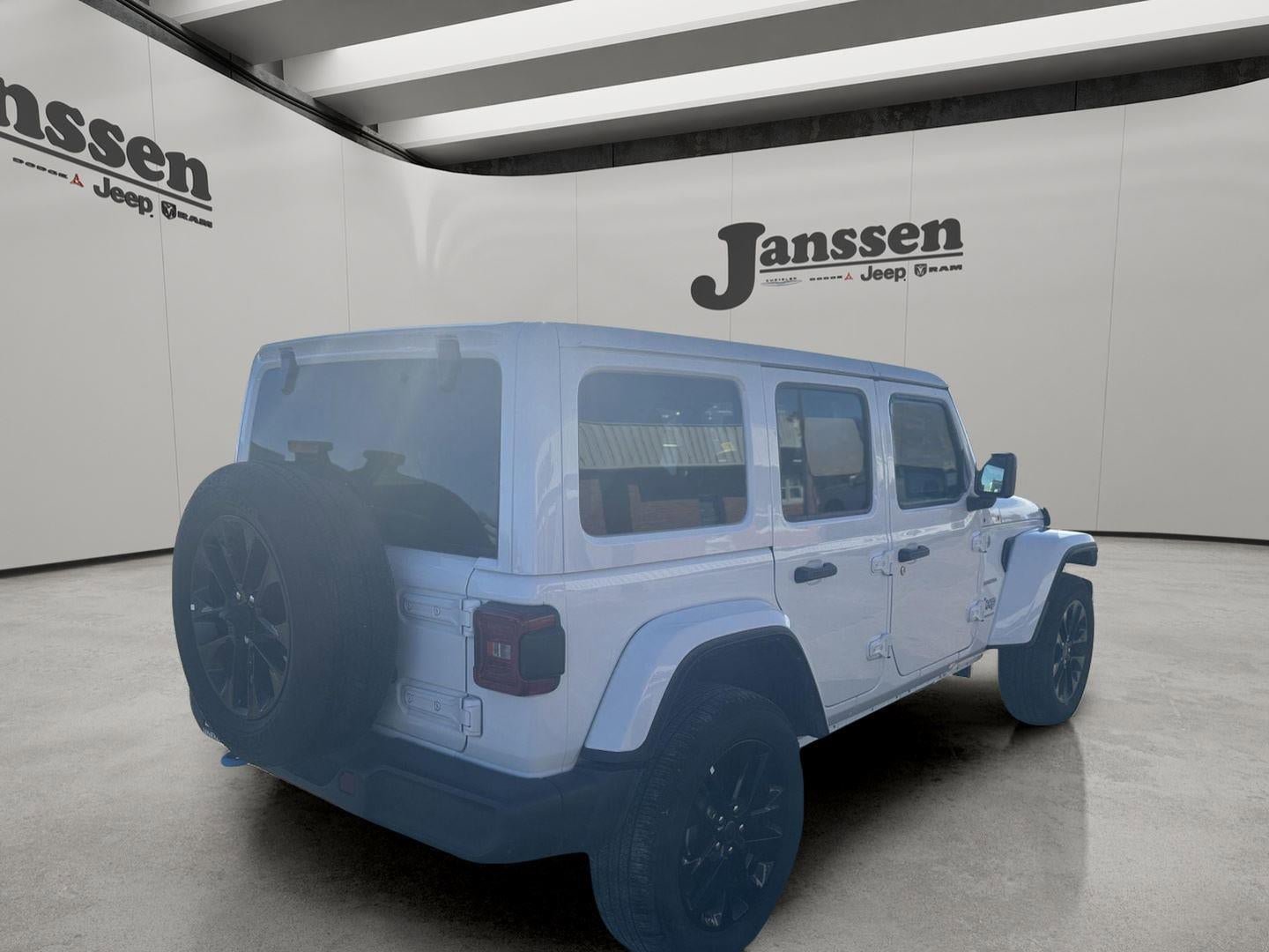 Used 2024 Jeep Wrangler Unlimited Sahara AWD/4WD image 4