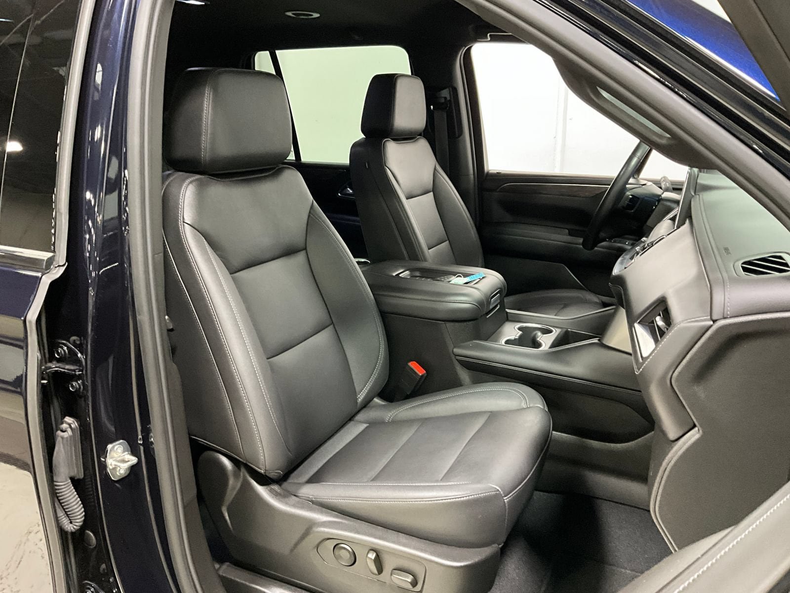 Used 2023 Chevrolet Tahoe Z71 w/ Z71 Off-Road Package AWD/4WD image 8