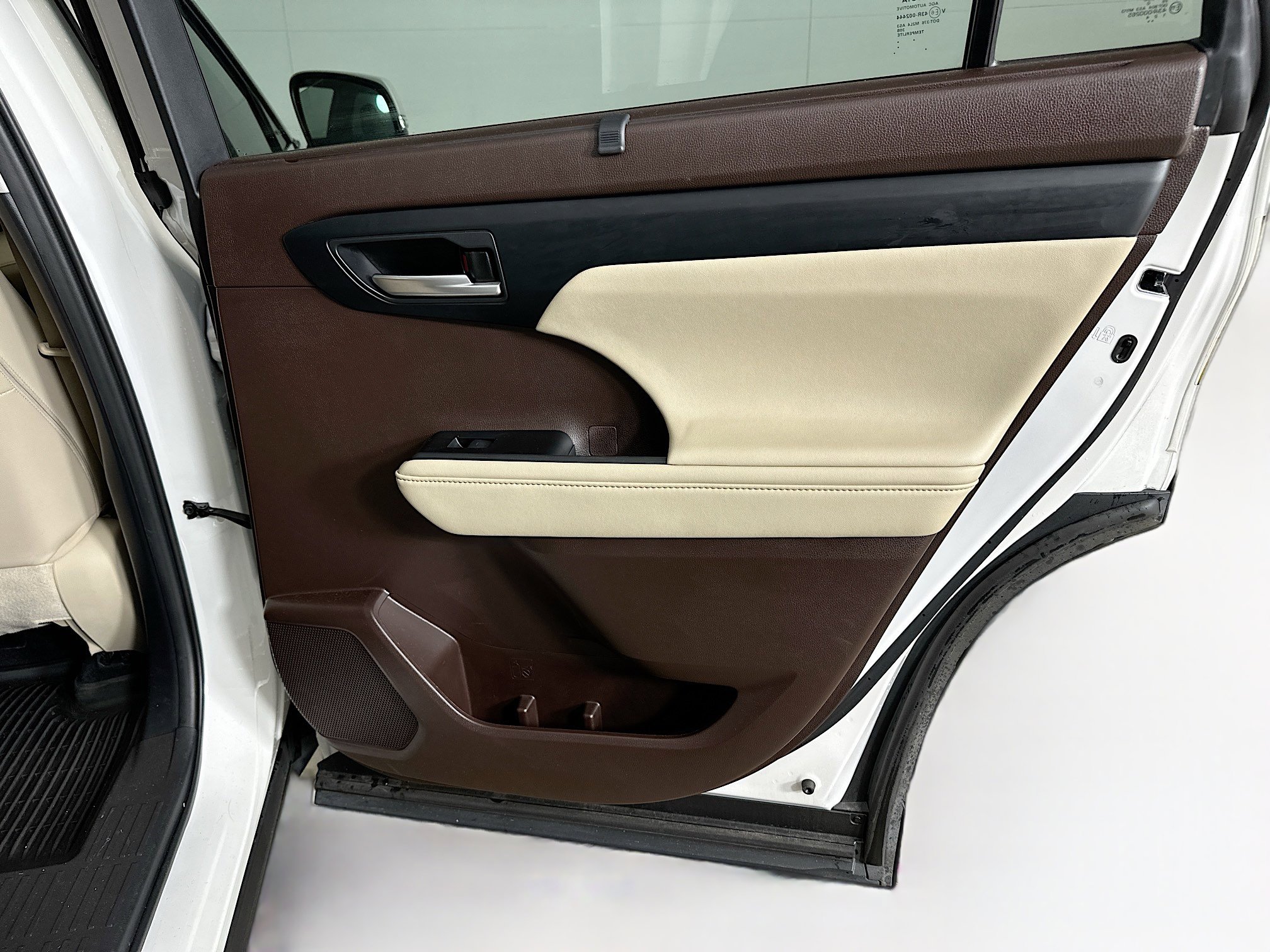 Used 2020 Toyota Highlander XLE image 32