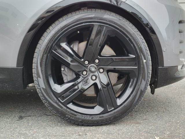 Used 2025 Land Rover Discovery Dynamic SE image 17