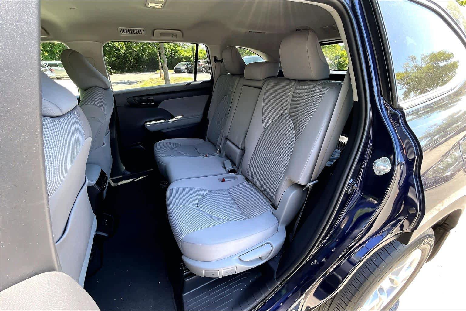 Used 2022 Toyota Highlander LE AWD/4WD image 19