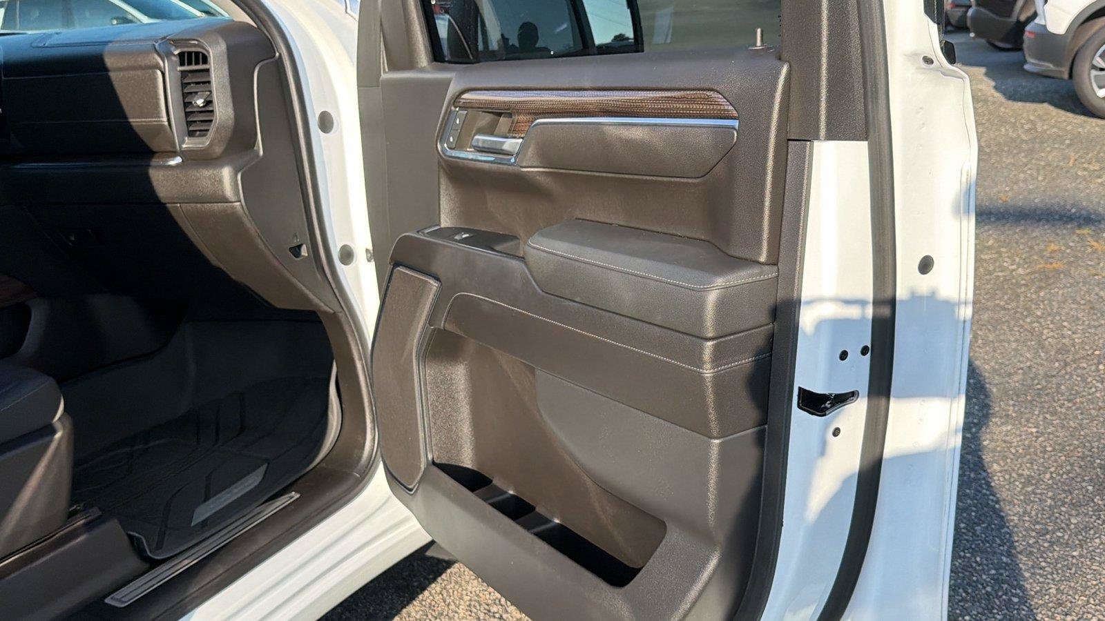 Used 2023 Chevrolet Silverado 1500 LT AWD/4WD image 15