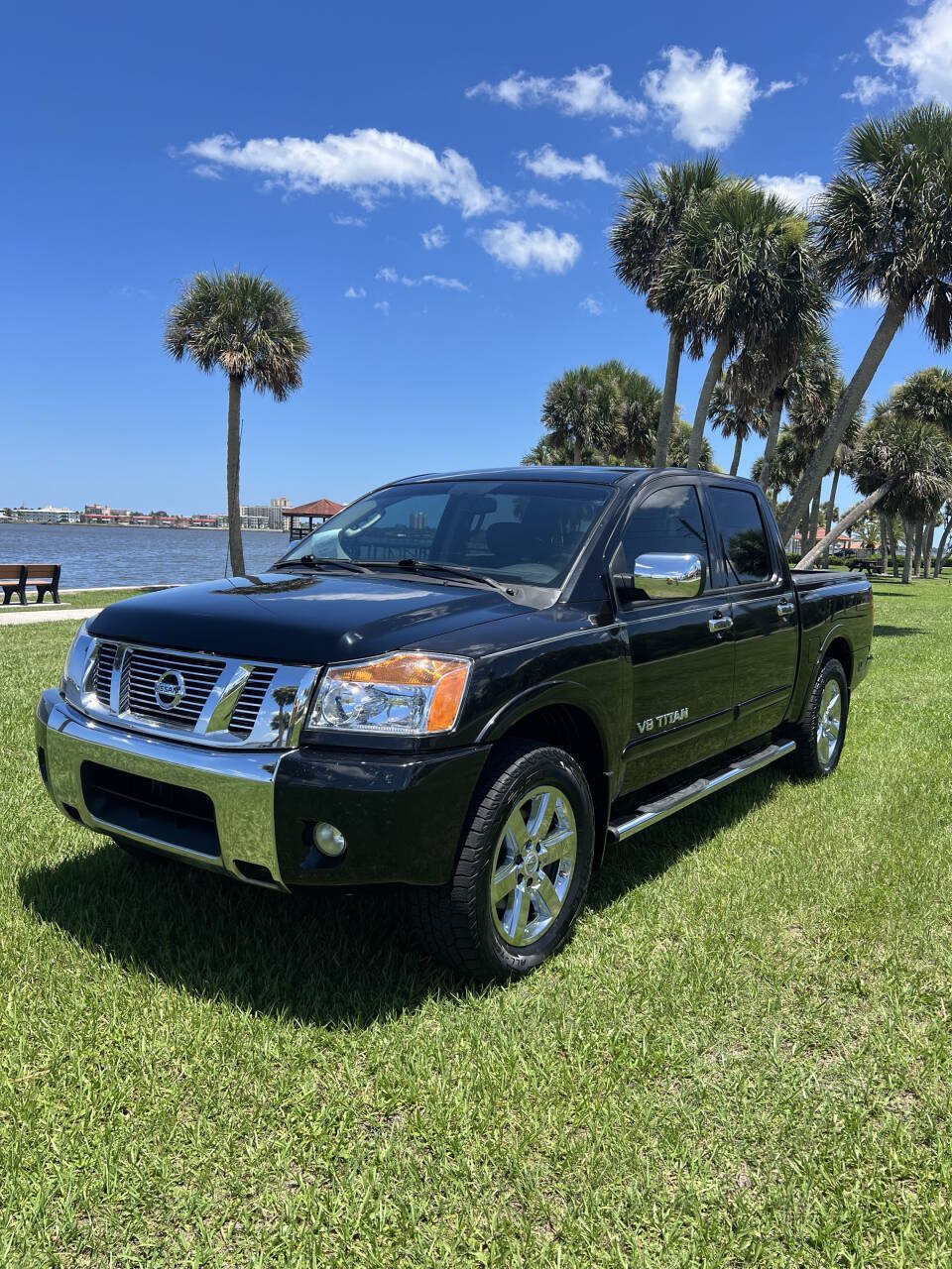 Used 2010 Nissan Titan SE w/ Texas Titan Pkg RWD image 2