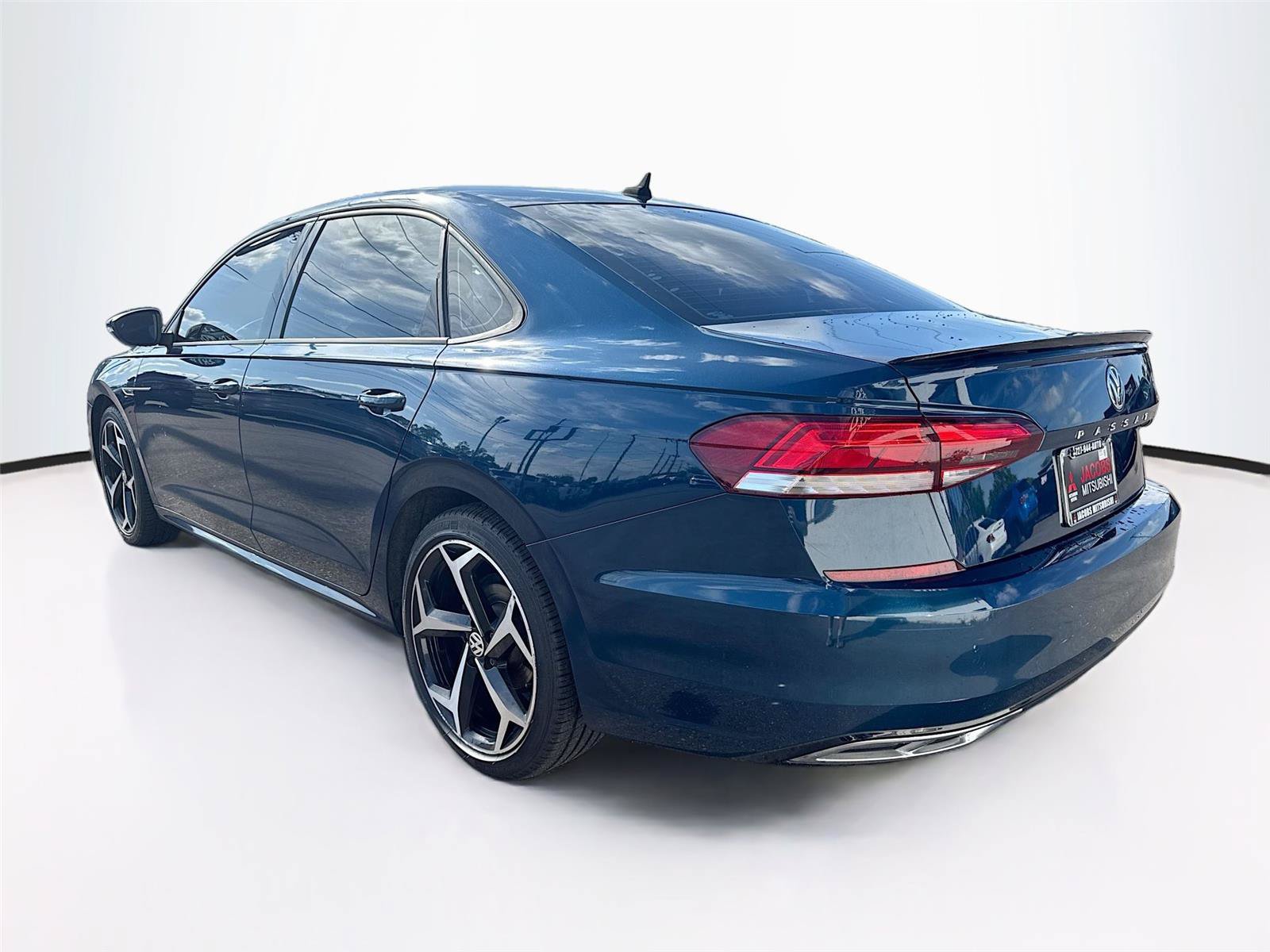 Used 2021 Volkswagen Passat 2.0T R-Line FWD image 3