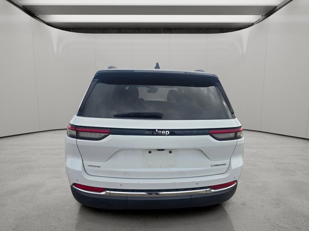 Used 2024 Jeep Grand Cherokee Laredo image 4