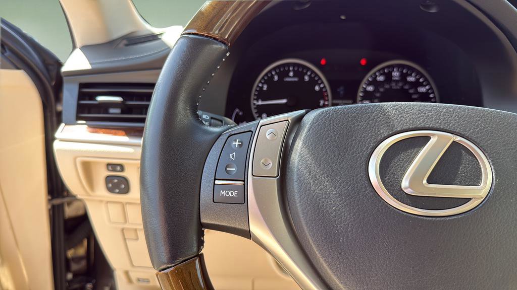 Used 2014 Lexus ES 350 w/ Luxury Package FWD image 22