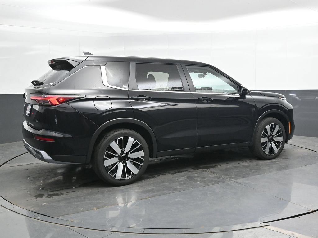 Used 2025 Mitsubishi Outlander SE AWD/4WD image 3