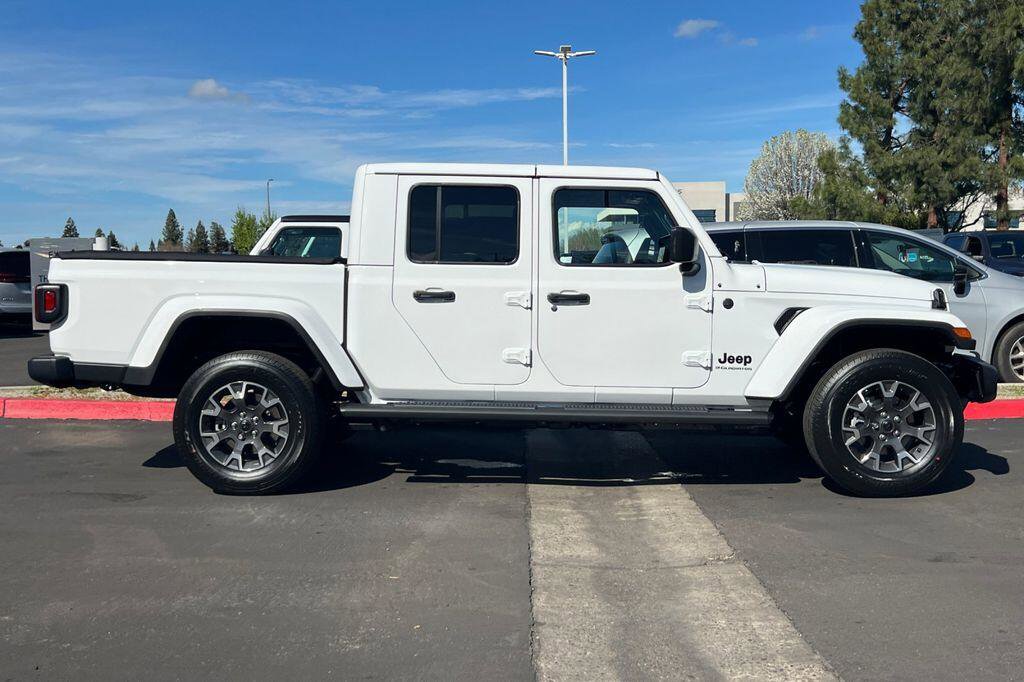 New 2026 Jeep Gladiator Sport AWD/4WD image 3