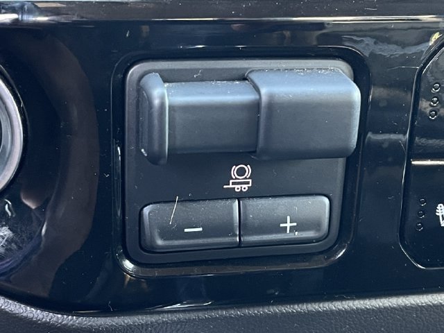 Used 2025 Chevrolet Silverado 1500 LT AWD/4WD image 21