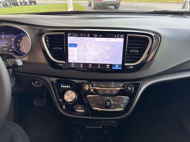 Used 2025 Chrysler Pacifica Select image 23