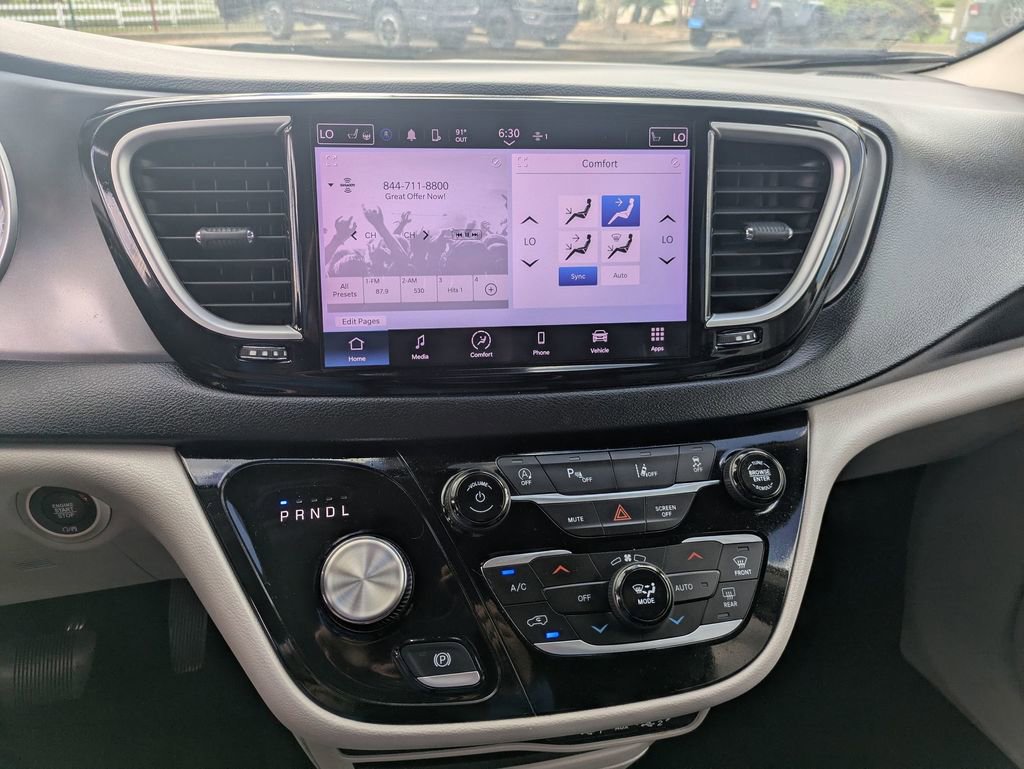 Used 2023 Chrysler Pacifica Touring-L image 22