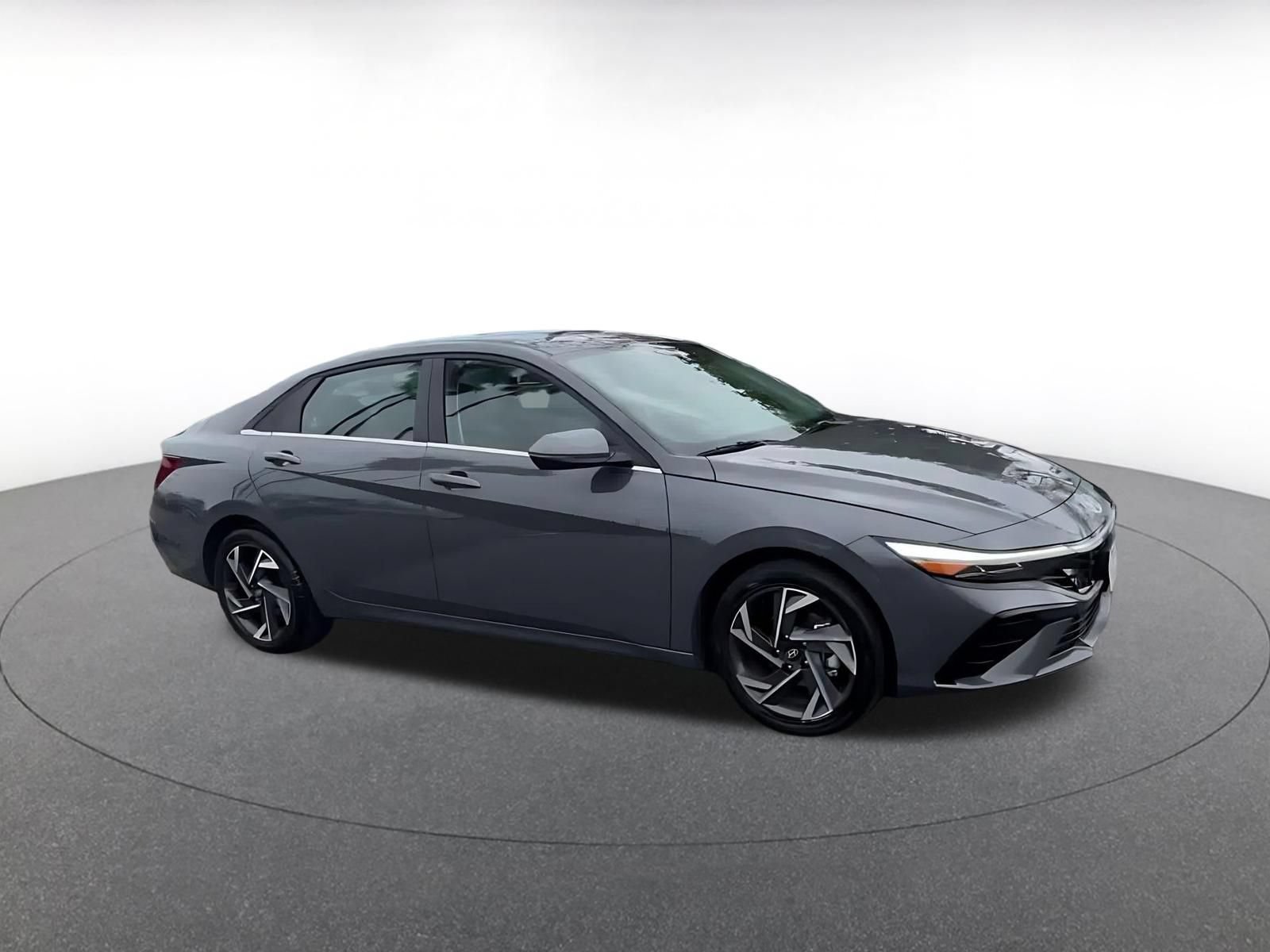 Used 2025 Hyundai Elantra Limited FWD image 2