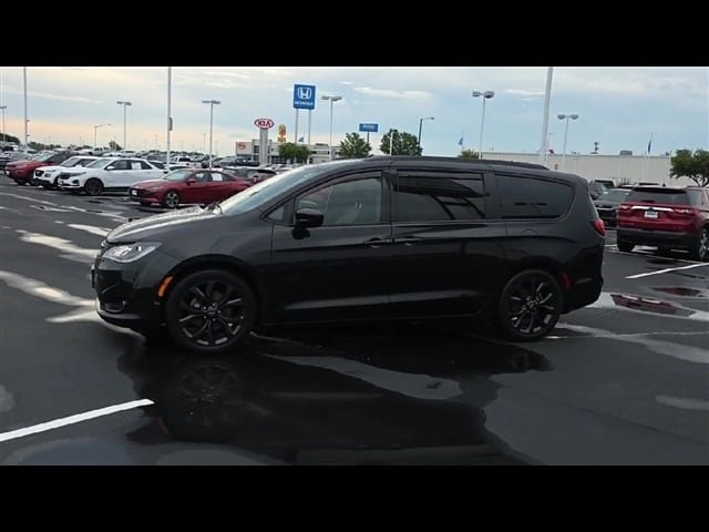 Used 2020 Chrysler Pacifica Touring-L Plus w/ S Appearance Package FWD image 5