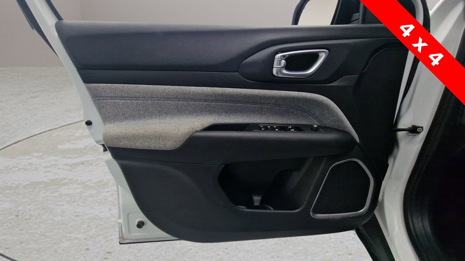 Used 2024 Jeep Compass Latitude image 12