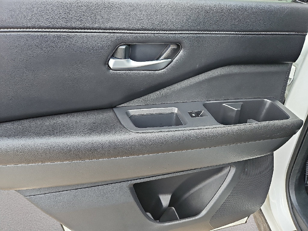 Used 2024 Nissan Pathfinder SL FWD image 17