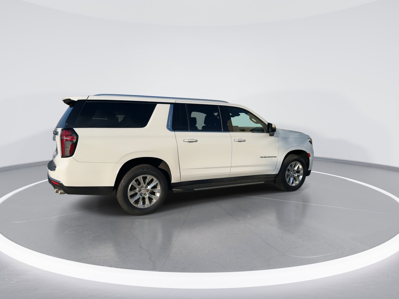 Used 2023 Chevrolet Suburban Premier image 9