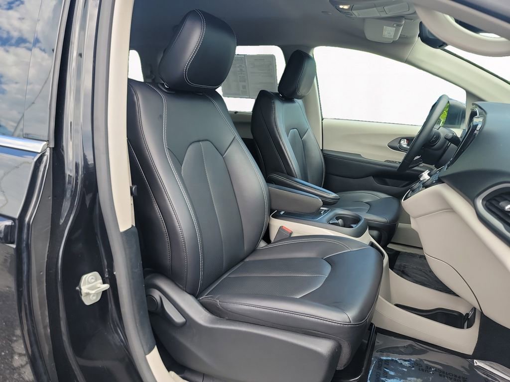 Used 2023 Chrysler Pacifica Touring-L FWD image 10
