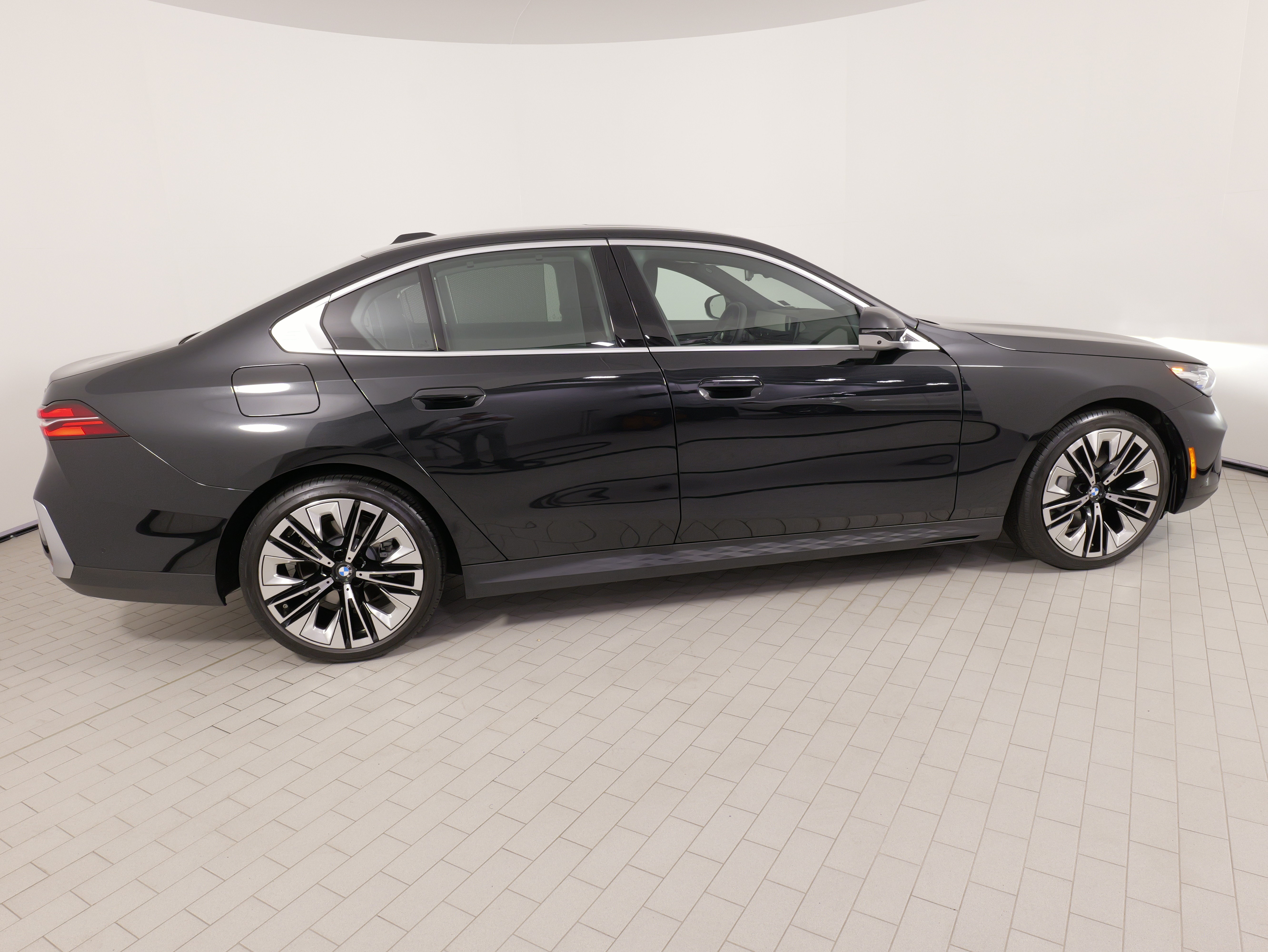Used 2026 BMW 530i RWD image 9