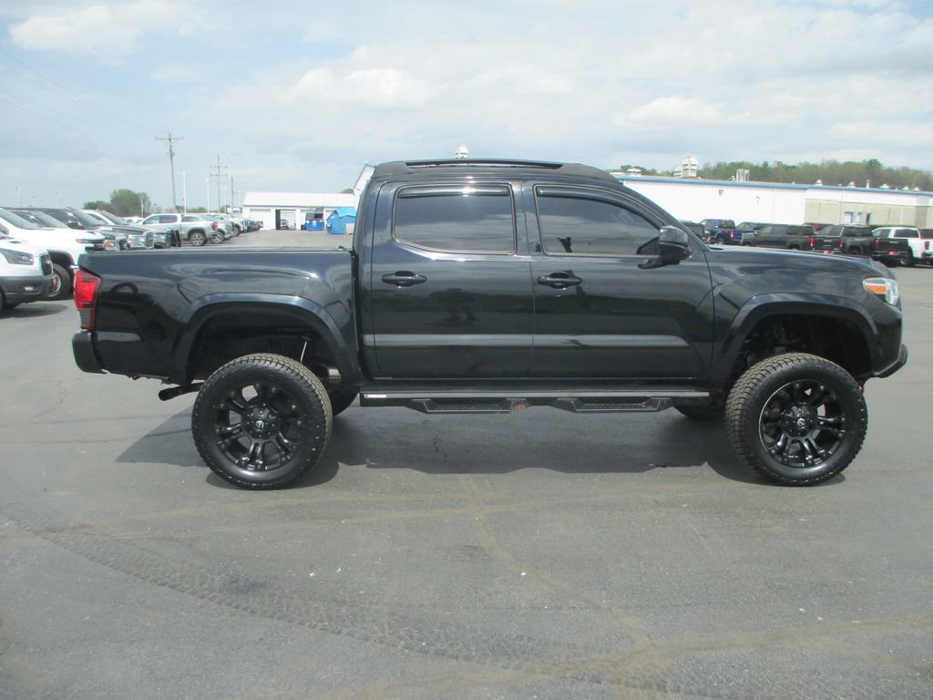 Used 2019 Toyota Tacoma SR5 AWD/4WD image 2