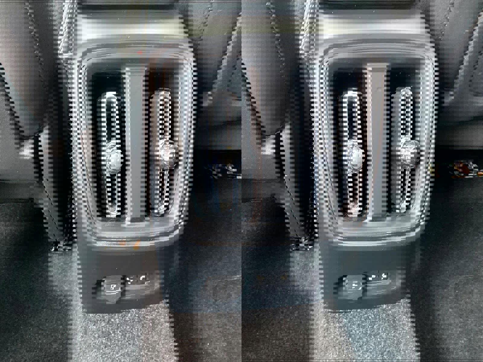 Used 2023 Volvo XC40 Recharge Ultimate image 38