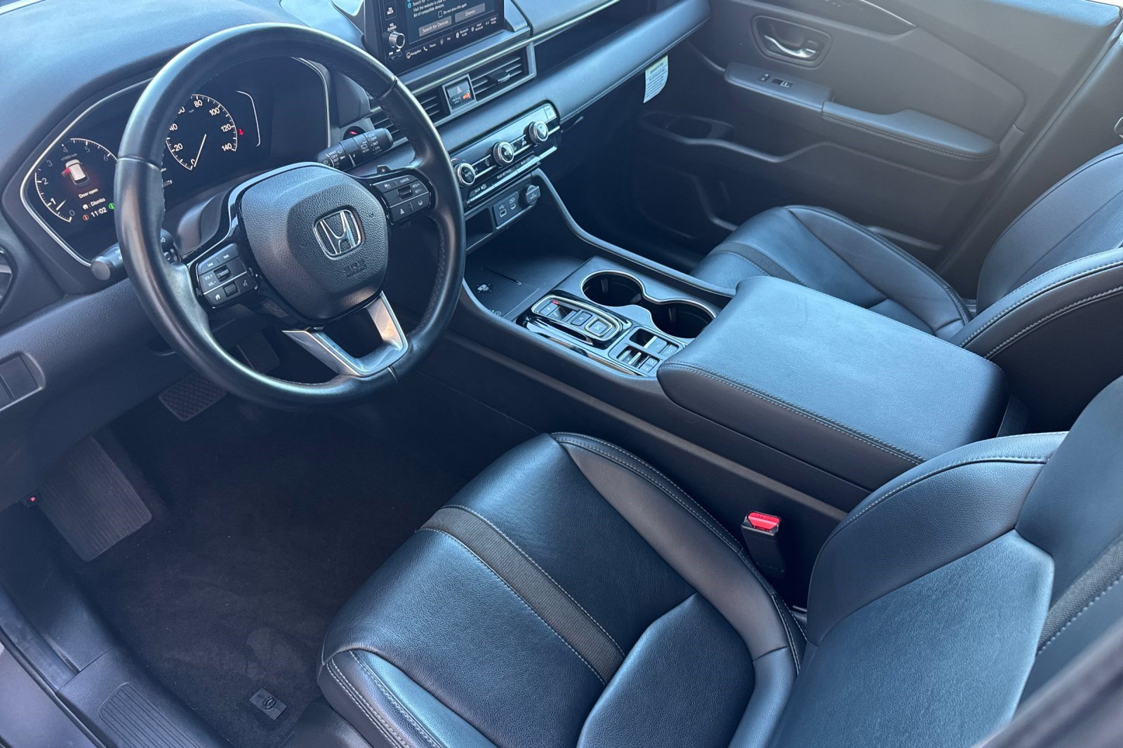 Used 2025 Honda Pilot Touring image 4
