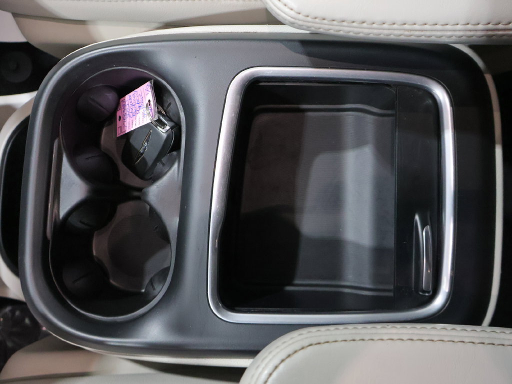 Used 2021 Chrysler Pacifica Touring-L FWD image 37