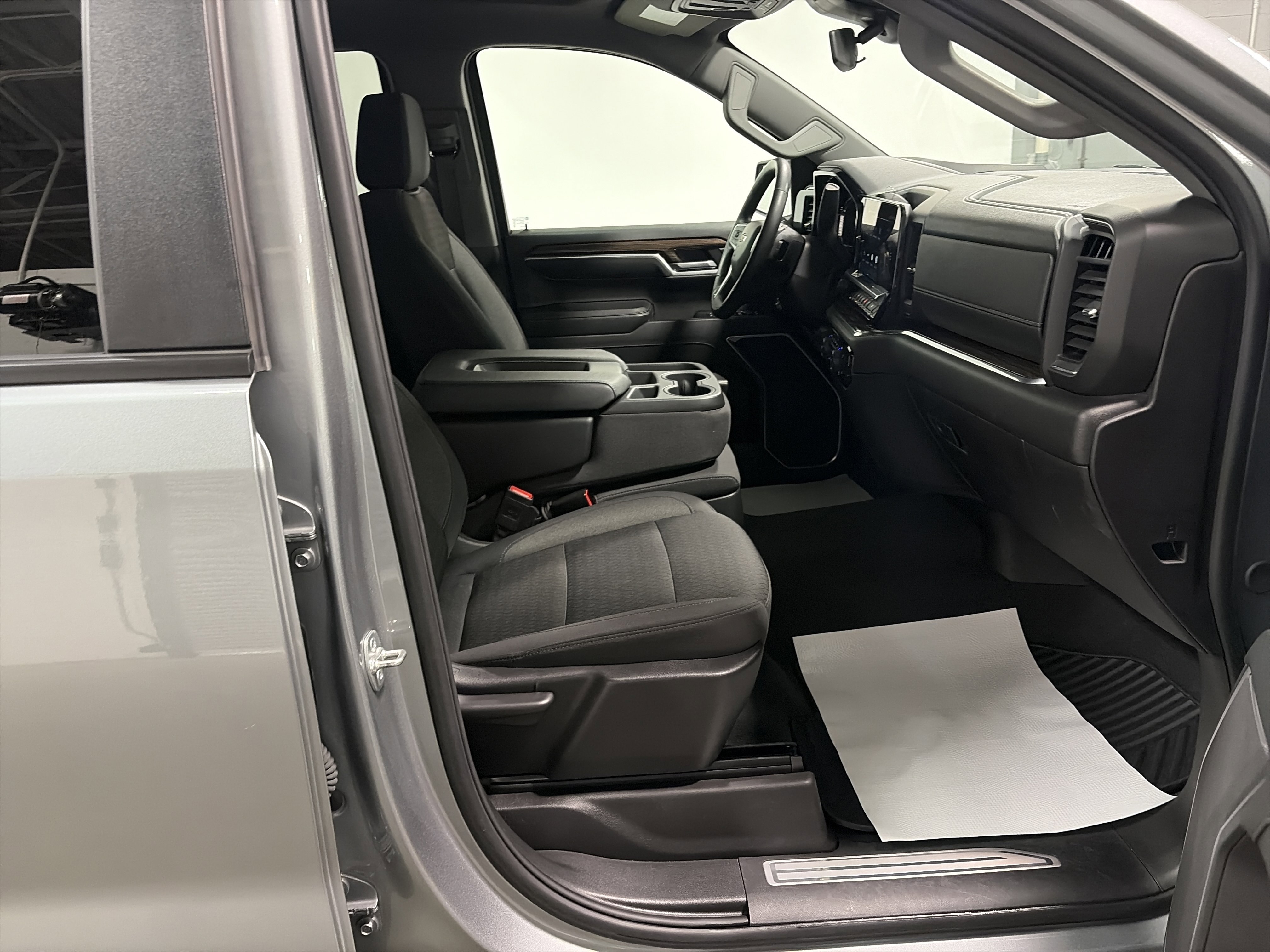 Used 2025 Chevrolet Silverado 1500 LT image 30