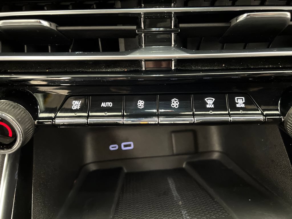 Used 2024 Chevrolet Traverse LT FWD image 56