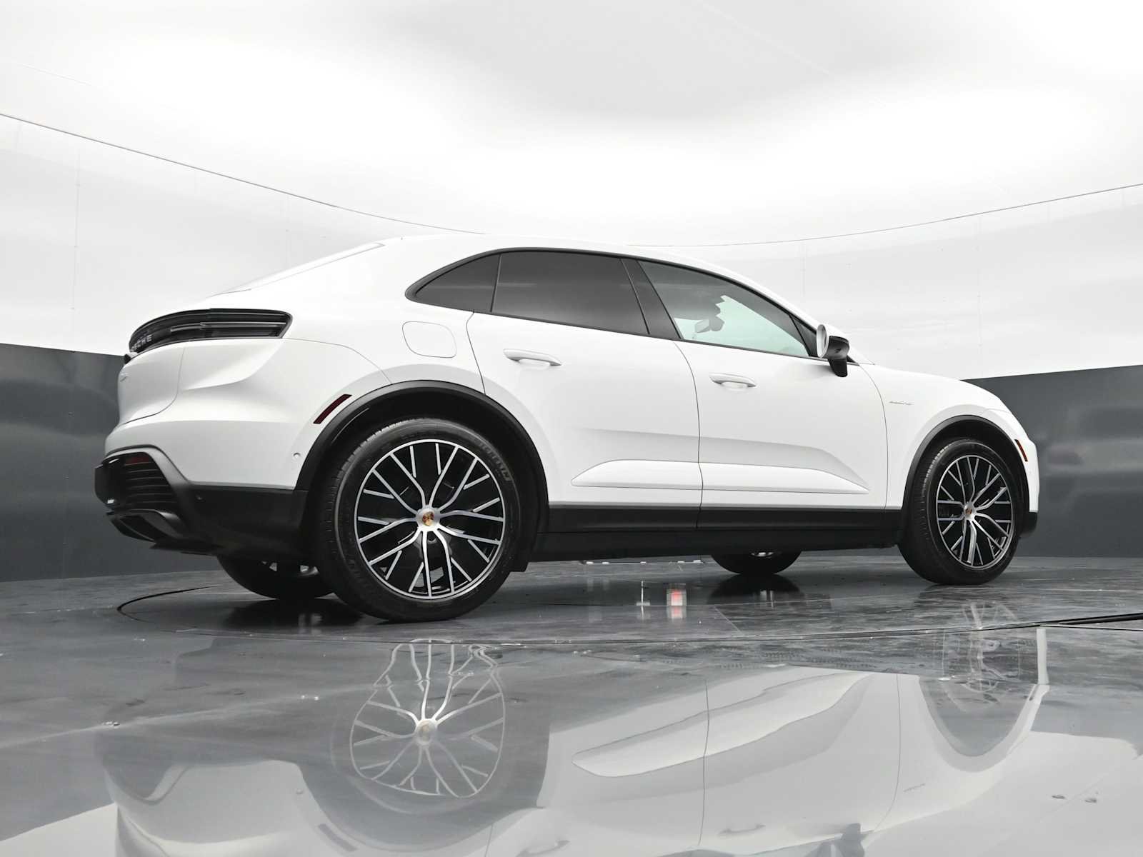 Certified 2025 Porsche Macan Electric RWD image 42