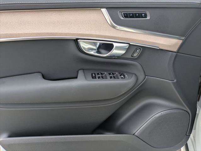Used 2025 Volvo XC90 B6 Plus image 11